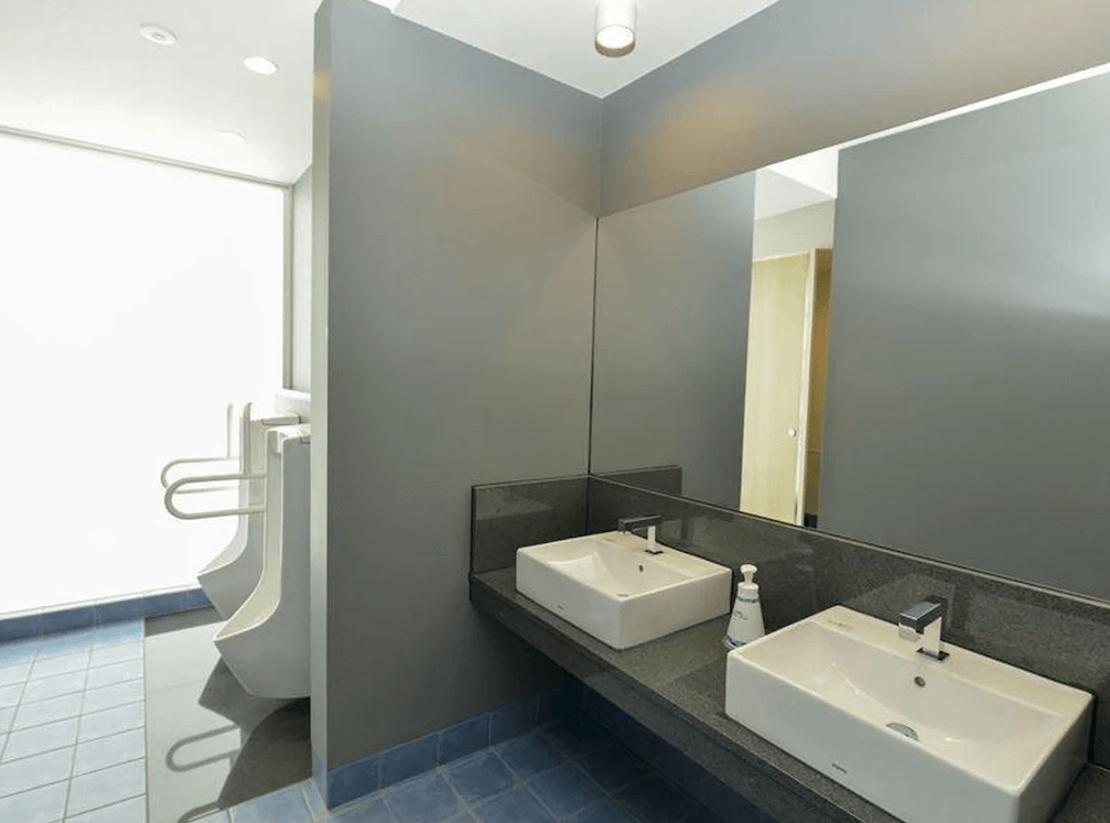 【宮古島住宿】宮古島旭日飯店的公共洗手間設施，配備現代化洗手台與明亮照明，牆面乾淨整潔，空間寬敞、無障礙設計，便利實用。