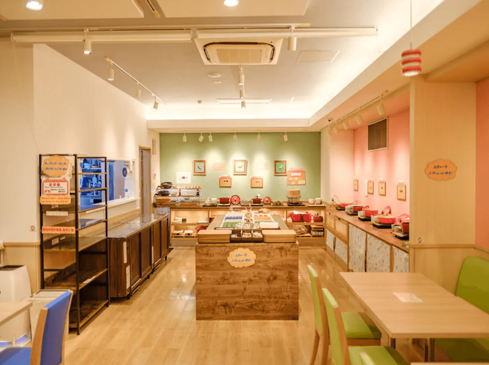 【宮古島住宿】宮古島旭日飯店的自助早餐餐廳，色彩繽紛可愛，提供多樣化的日式與西式料理，擁有溫馨氛圍與家庭友善設計。