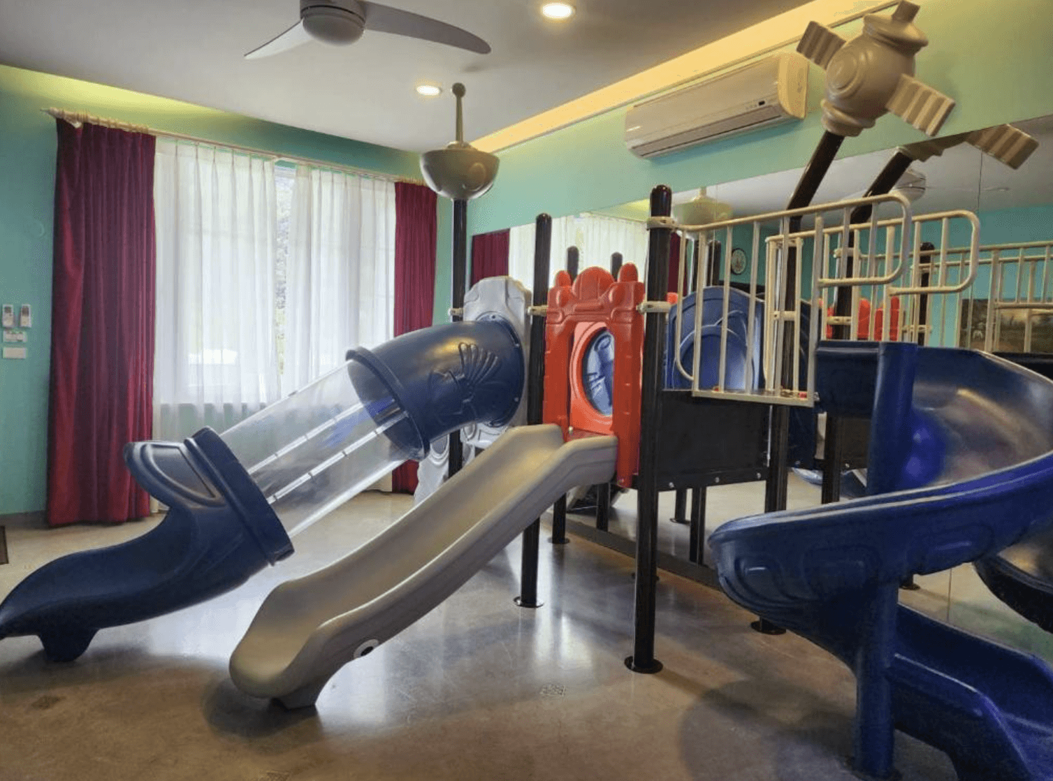 【吉安住宿】干城小鎮民宿 室內親子遊戲區 — 配備溜滑梯、攀爬架與透明滑道的室內遊樂設施，適合小朋友安全玩樂。