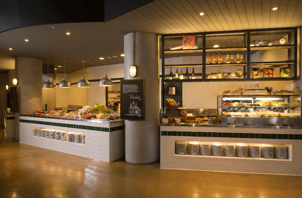 【大安住宿】捷絲旅 臺大尊賢館自助餐廳 —— 餐廳空間設計溫馨時尚，餐檯上擺滿各式沙拉、麵包與冷熱餐點，提供豐富的自助早餐選擇。