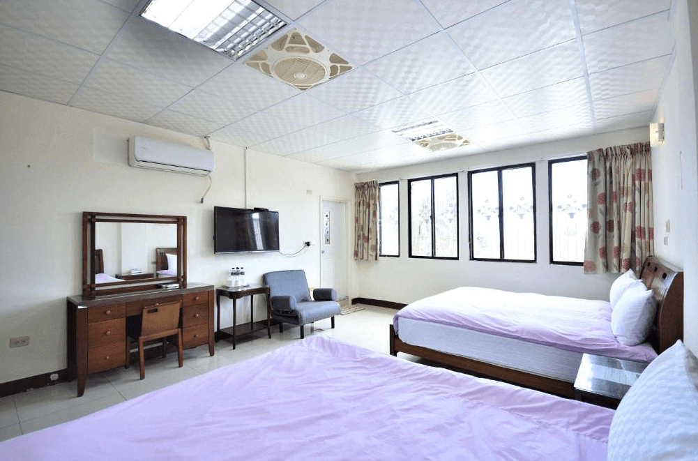 【金崙住宿】"太麻里住宿"東金民宿家庭房，兩張雙人床搭配梳妝台、電視與沙發，採光良好，窗外景色怡人。