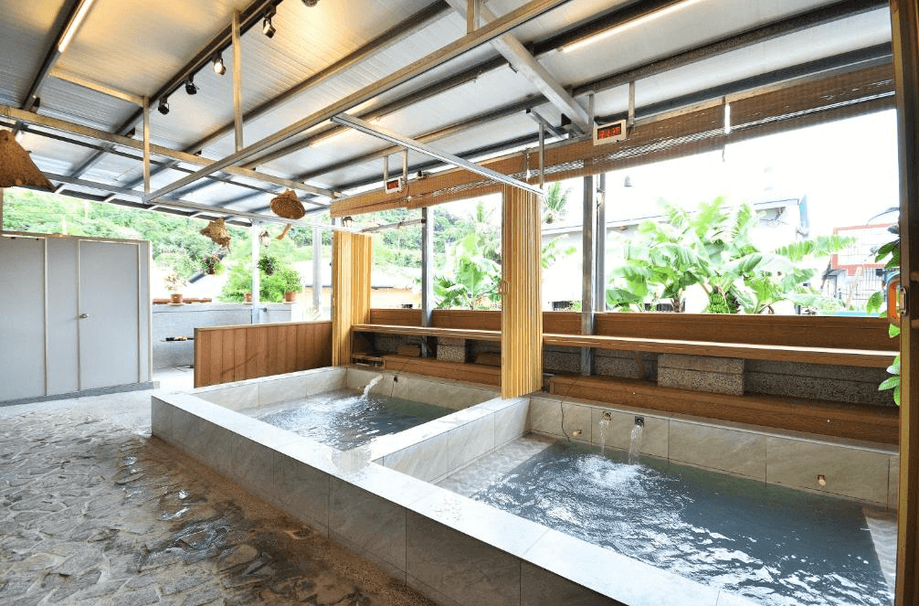 【金崙住宿】"太麻里住宿"東金民宿戶外溫泉池，設有半露天泡湯空間，泉水清澈，搭配綠意景觀，適合放鬆休憩。