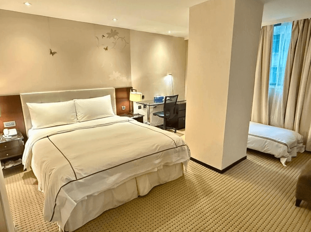 【大安住宿】柯達大飯店台北敦南精緻雙人房 —— 簡約典雅的大床房型，內有辦公桌與座椅，採光良好，適合商務與旅遊入住。