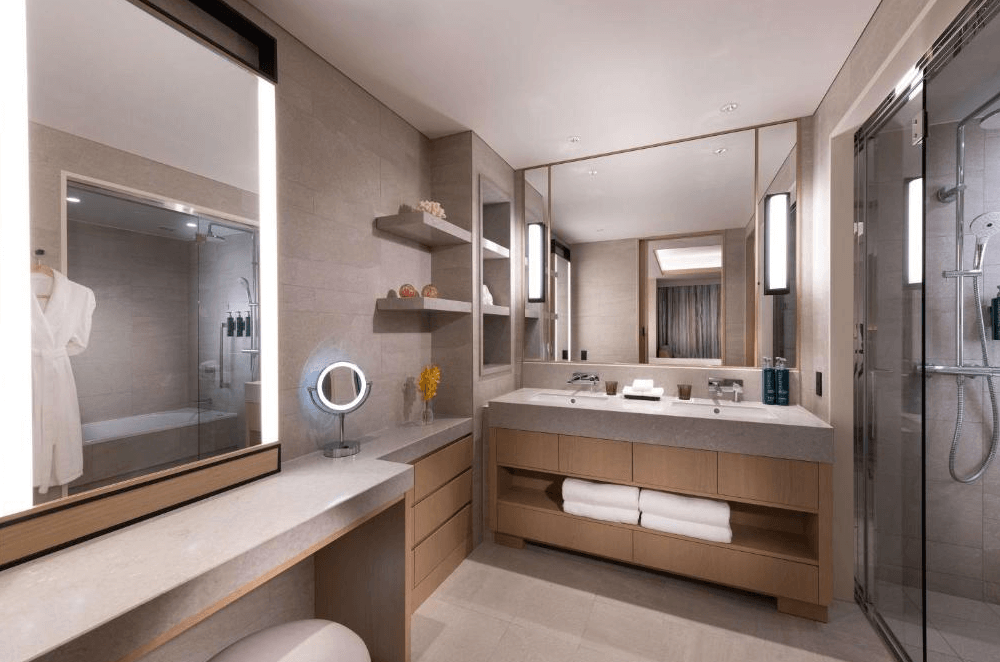 【宮古島住宿】沖繩宮古島希爾頓度假酒店的衛浴空間配備雙洗手台、獨立浴缸與淋浴間，質感裝潢與高端備品，為旅客提供頂級洗浴體驗。