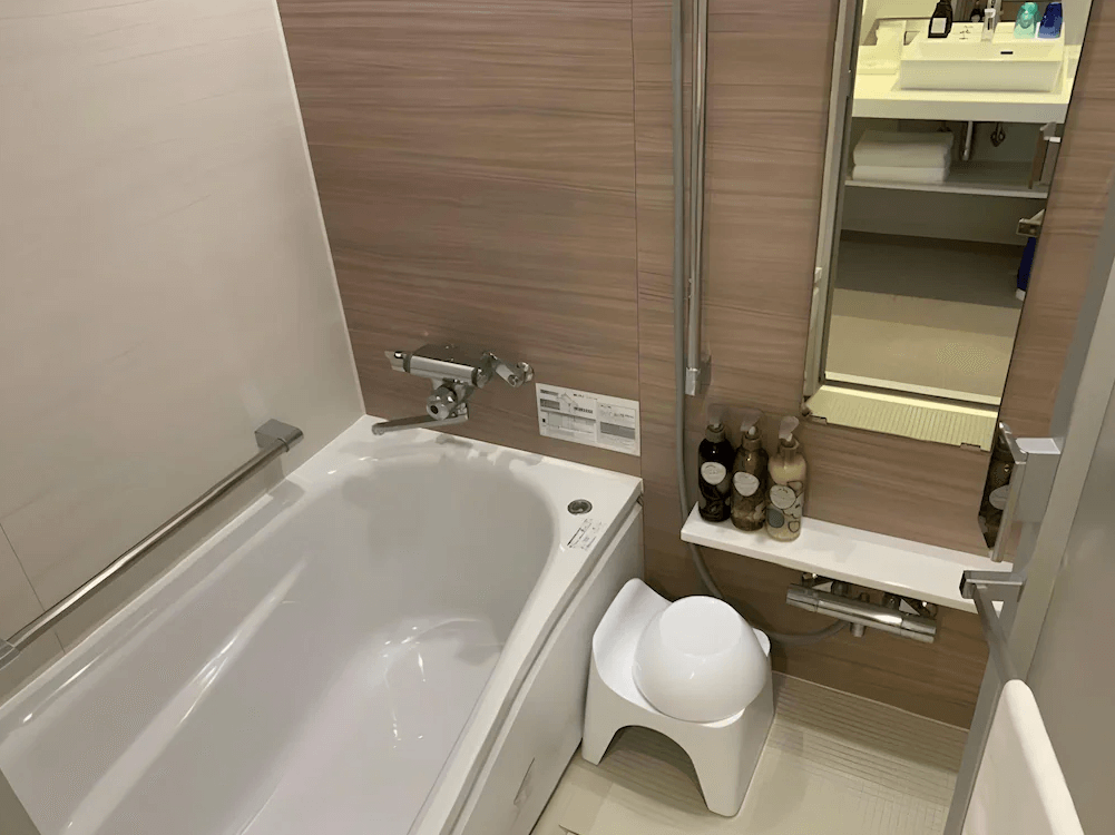 【宮古島住宿】沖繩宮古島托麗芙特度假酒店的浴室採用日式乾濕分離設計，配備浴缸與多款沐浴備品，貼心設有洗澡椅與淋浴設備，兼顧長輩與孩童使用。