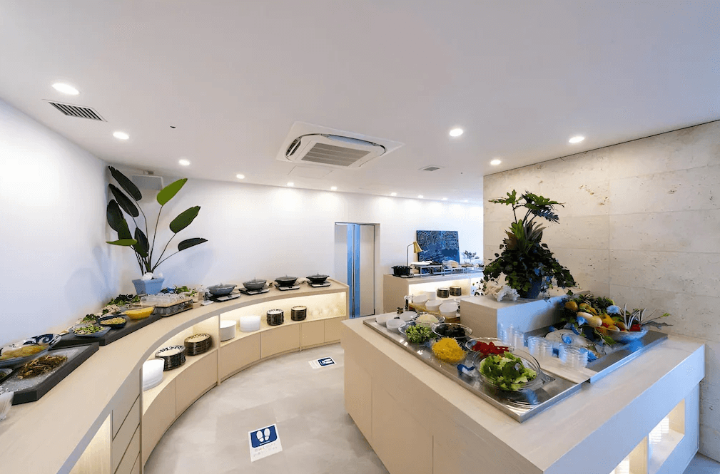 【宮古島住宿】沖繩宮古島托麗芙特度假酒店的自助餐廳早餐區，提供豐富的日式與西式輕食選擇，搭配清新植栽與現代感裝潢，營造舒適用餐氛圍。