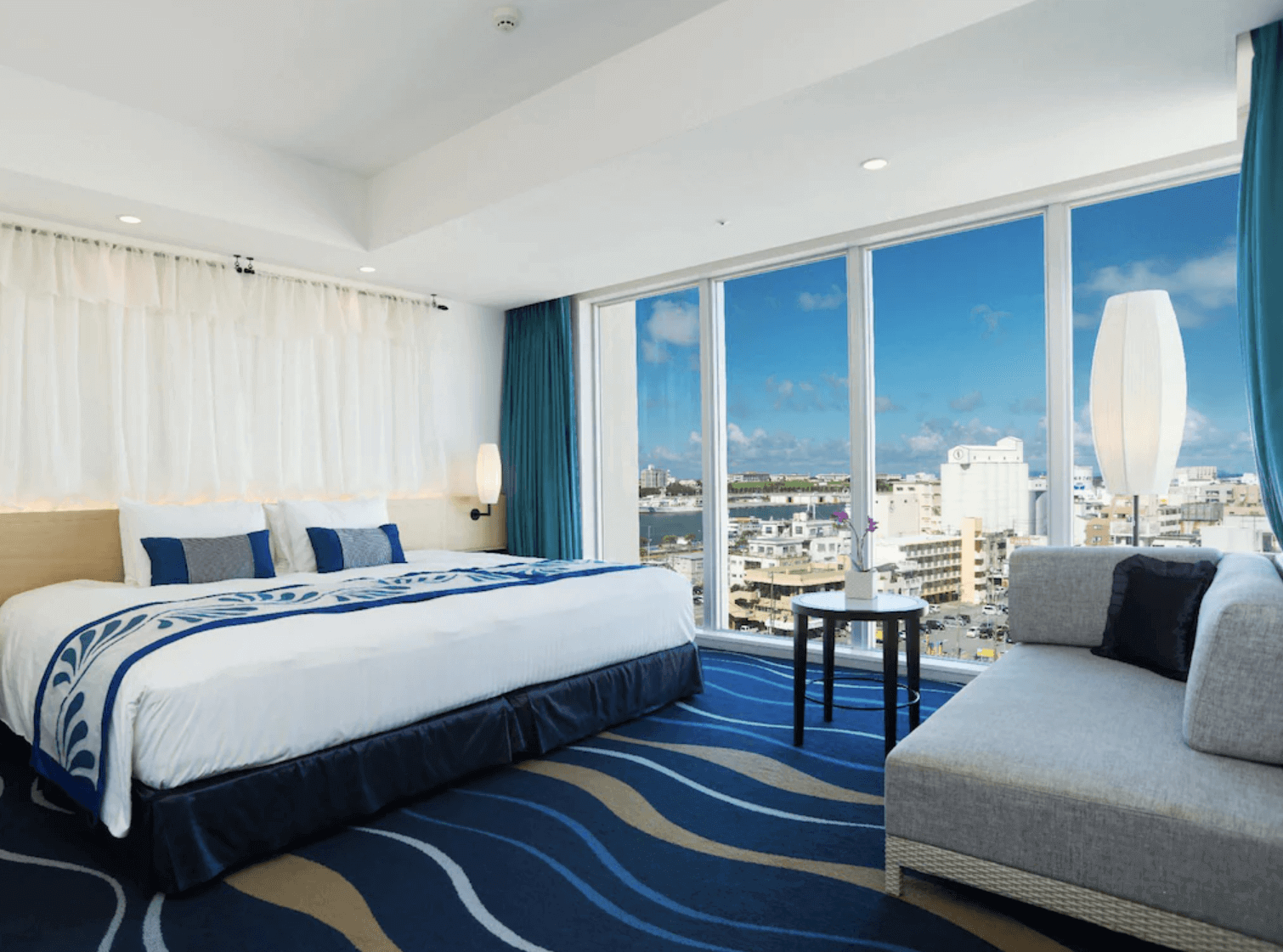 【那霸住宿】沖繩麗嘉皇家大飯店外觀 — 高層現代建築外觀，設有玻璃帷幕與飯店招牌，位於市區道路旁。