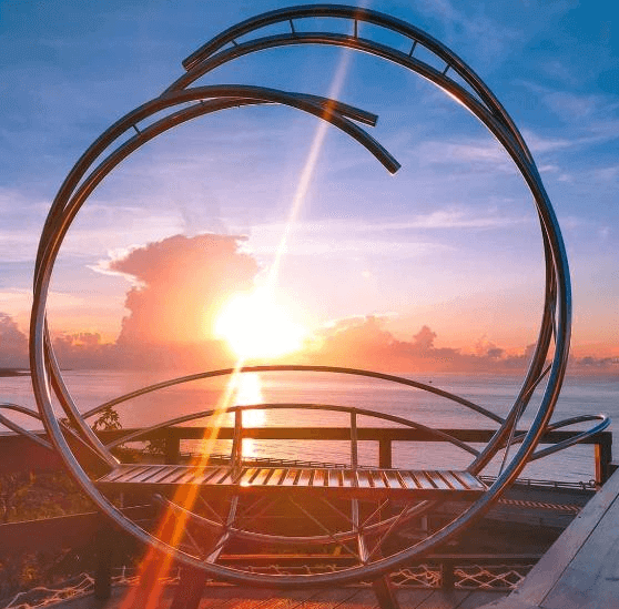 【太麻里住宿】"太麻里住宿精選示意圖"海道民宿觀景平台金屬圓形裝置藝術座椅，面向太平洋日出美景，營造浪漫氛圍。
