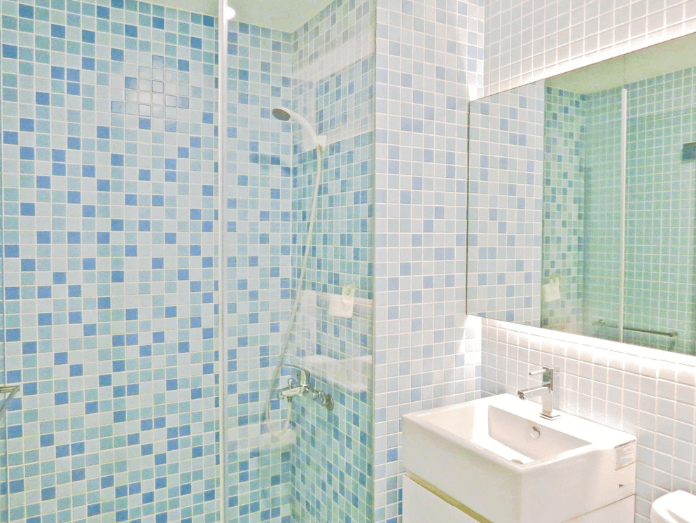 【太麻里住宿】狀元樓商務旅店浴室，藍白馬賽克磁磚設計，乾濕分離淋浴間搭配洗手台與大鏡面。