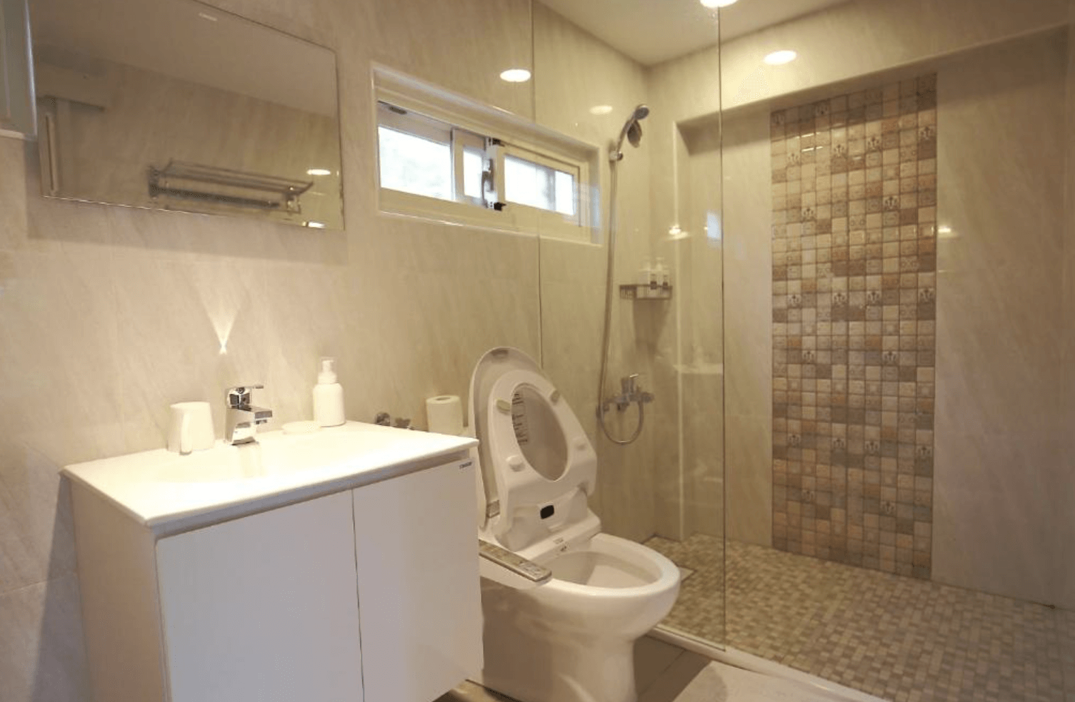 【吉安住宿】白陽山莊 浴室空間 — 淺色大理石質感牆面，設有乾濕分離淋浴間與智慧型馬桶，簡潔大方。