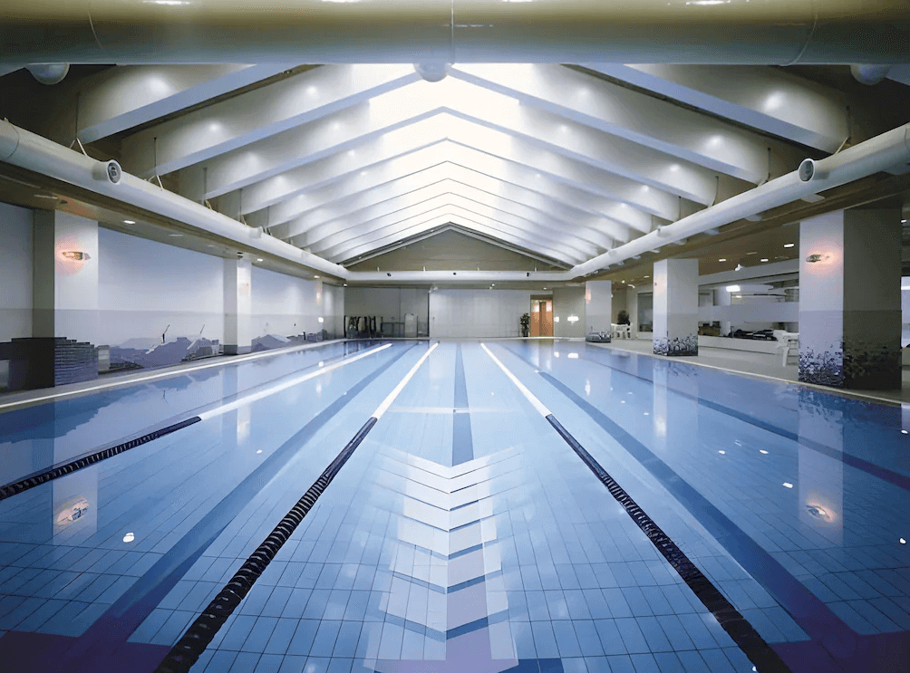 【大安住宿】福華國際文教會館室內泳池 —— 超大規模室內泳池，配有自然採光屋頂與標準泳道設計，適合運動鍛鍊與休閒放鬆。