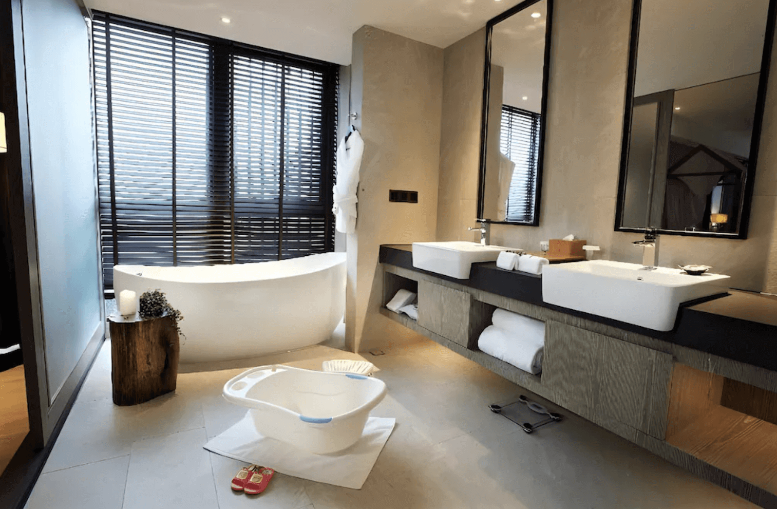 【吉安住宿】秧悦美地度假酒店 浴室空間 — 寬敞明亮的浴室設有獨立浴缸、雙洗手台與大面鏡子，木質與石材融合，並備有毛巾與沐浴用品。
