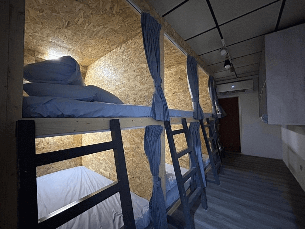 【蘭嶼住宿】蘭嶼．Hi海背包客棧多人背包房：上下舖床位以木質隔間設計，並配有布簾保持隱私，環境整潔並設有冷氣。