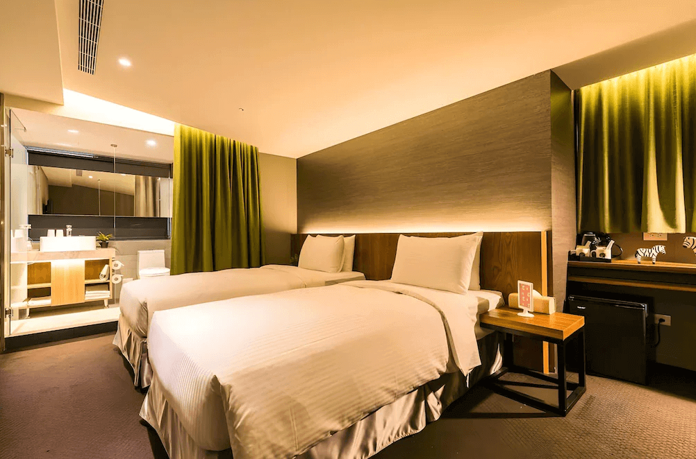 【大安住宿】谷墨商旅 GoodMore Hotel 雙床客房 —— 現代設計的雙床房型，配有獨立浴室與玻璃隔間，燈光溫暖舒適，適合朋友或商務入住。