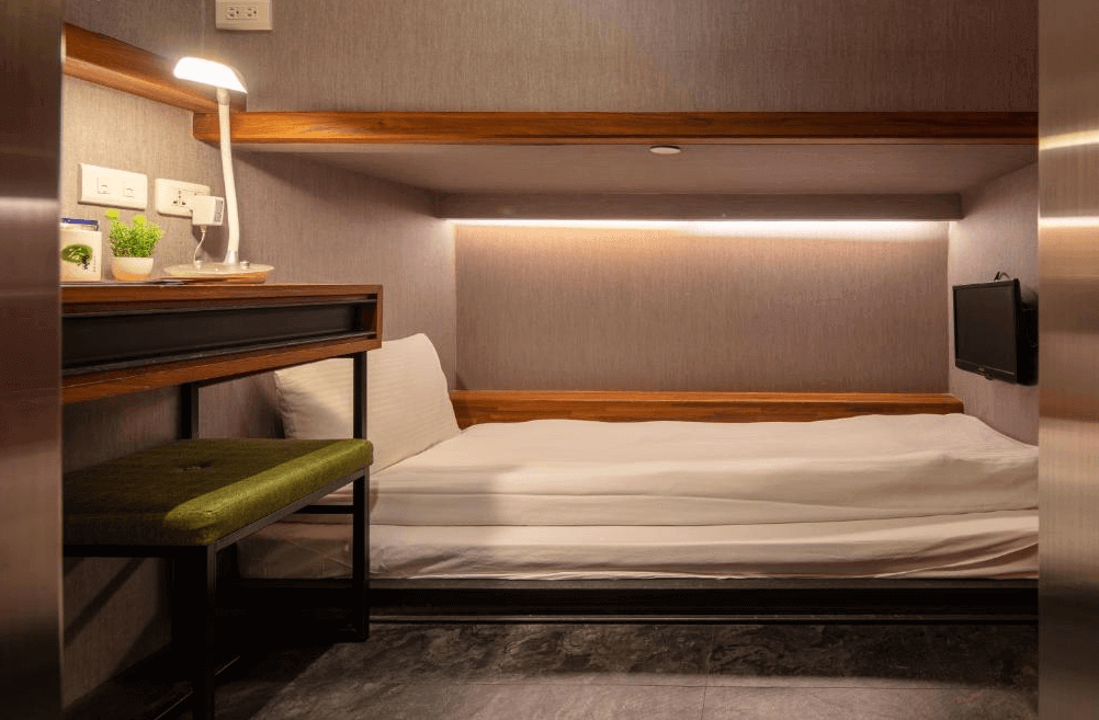 【大安住宿】谷墨商旅 GoodMore Hotel 單人膠囊房 —— 溫馨小巧的單人住宿空間，配有書桌、閱讀燈與電視，適合短期停留或一人旅遊。
