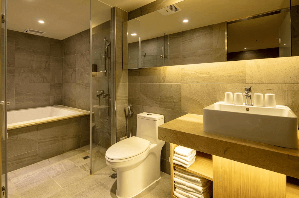 【大安住宿】谷墨商旅 GoodMore Hotel 浴室 —— 現代化設計浴室，配有浴缸、乾濕分離淋浴間與石材洗手台，整體乾淨明亮。