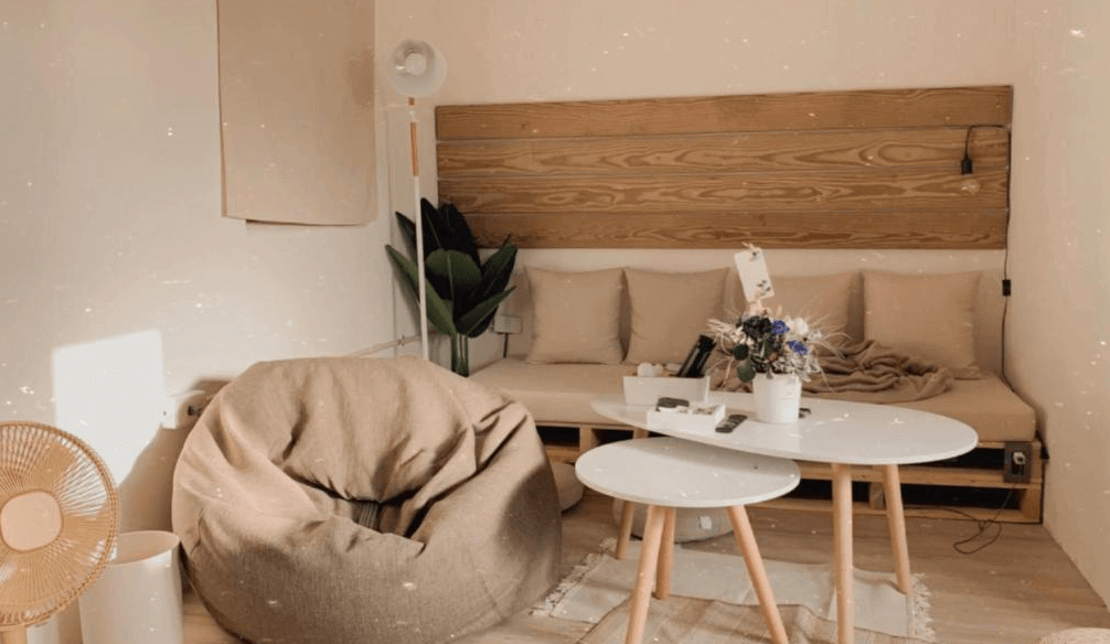 【蘭嶼住宿】那天 THat day Hostel 交誼區：沙發與抱枕搭配原木風桌椅，還有懶骨頭椅，整體氛圍明亮放鬆，適合旅客休憩或聊天。