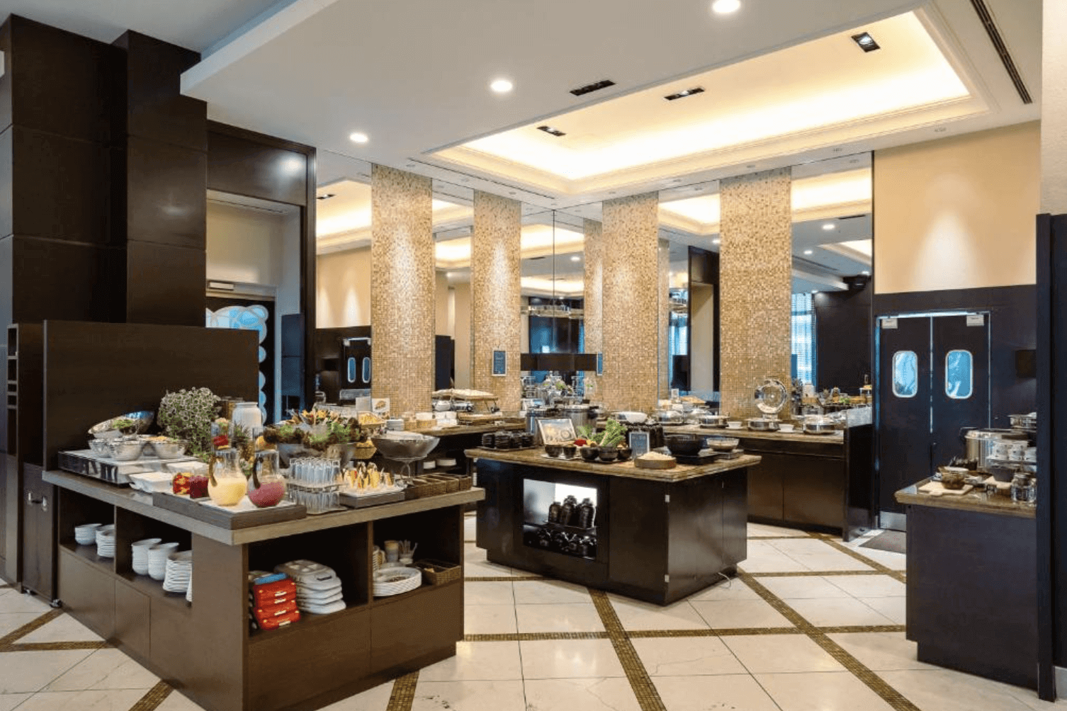 【那霸住宿】那霸希爾頓逸林飯店大廳 — 寬敞挑高的接待大廳，地面鋪設大理石，中央設有圓形沙發與綠植裝飾。