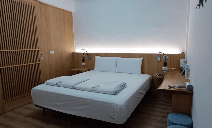 【金崙住宿】金崙有樂町溫泉民宿雙人房，木質元素設計搭配溫潤燈光，房內設有舒適雙人床與書桌，簡約典雅。