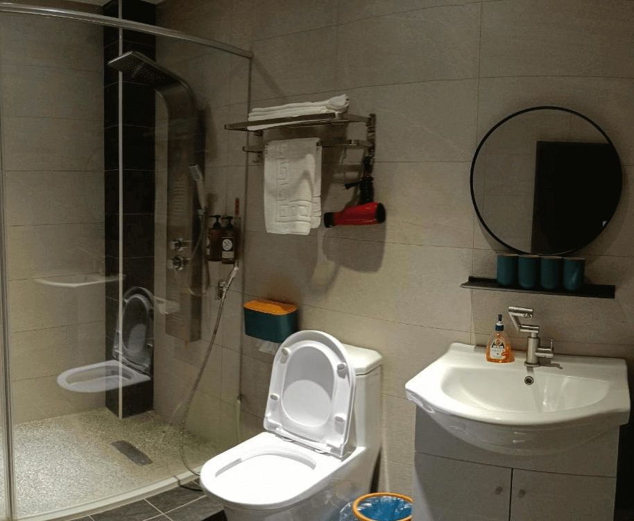 【金崙住宿】金崙有樂町溫泉民宿浴室，乾濕分離設計，設有獨立淋浴間、洗手台與馬桶，備品齊全乾淨整潔。