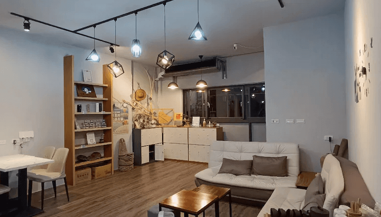 【金崙住宿】金崙有樂町溫泉民宿公共交誼廳，設有沙發、餐桌與書架，溫馨雅緻，適合旅客休憩交流。