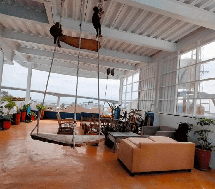 【金崙住宿】金崙雜貨店兒子民宿露天公共交誼區，設有大木製鞦韆、沙發與桌椅，可邊休憩邊欣賞海景。