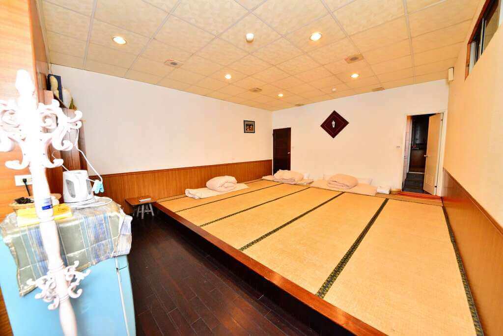 【白河住宿】靜樂館房型二：傳統榻榻米大通鋪，鋪有多組床墊與棉被，適合多人入住，空間寬敞明亮。