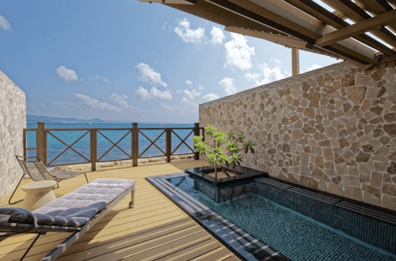 【恆春住宿】馥蘭朵墾丁 - 星沙灣戶外露台私人泳池區，設有臥躺椅與可遠眺巴士海峽的觀景平台，享有藍天碧海與悠閒氛圍，是放鬆度假的理想空間。