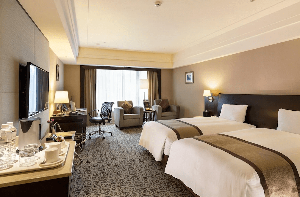 【板橋住宿】馥都飯店 雙床房，空間寬敞，設有電視、書桌與休憩沙發區，房內明亮舒適，適合商務或休閒入住。