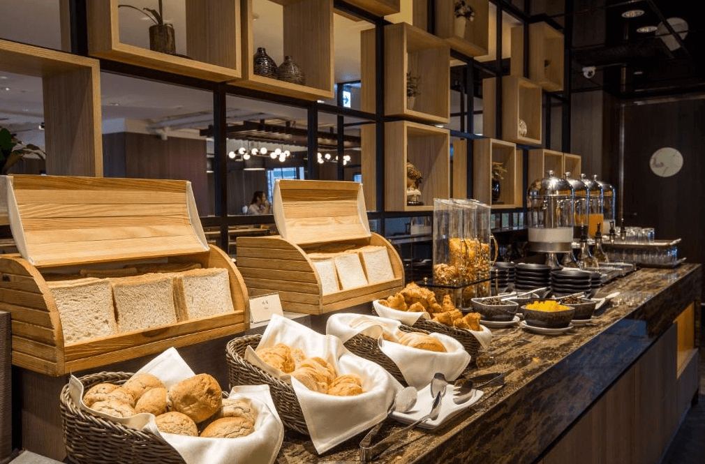 【板橋住宿】馥都飯店 早餐餐檯，提供多樣化麵包、吐司與飲品選擇，環境整潔舒適，讓旅客享受豐盛早晨。