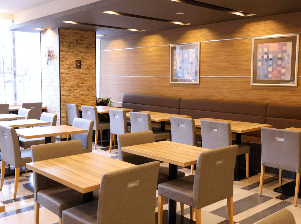 【旭川住宿】Dormy Inn飯店-旭川天然溫泉 (Dormy Inn Asahikawa Natural Hot Spring) 餐廳用餐區，簡約木質桌椅設計，舒適明亮的環境提供早餐及晚餐服務。