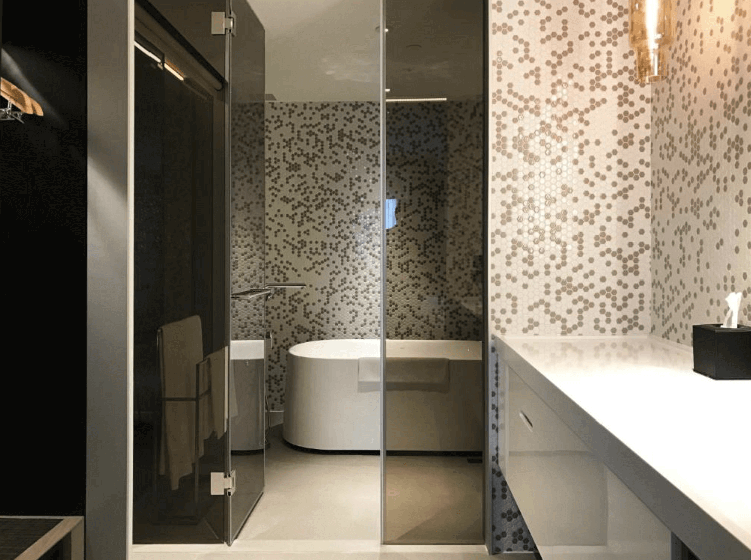 【前金住宿】Greet Inn 喜迎旅店 — 浴室：設計感十足的浴室，馬賽克拼貼牆面，配置獨立浴缸與乾濕分離淋浴空間。