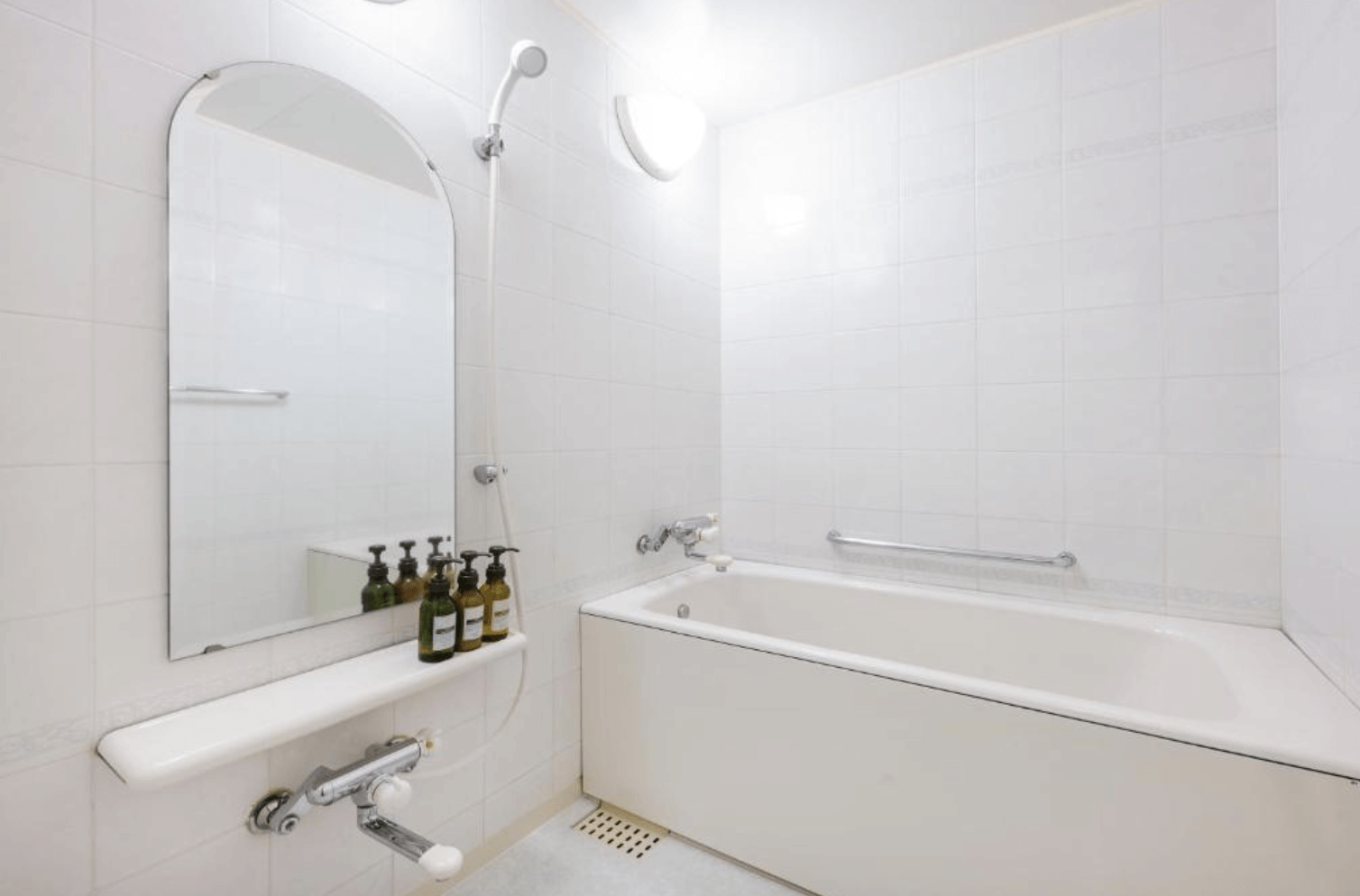 【小樽住宿】Nord小樽酒店 (Hotel Nord Otaru) 簡約明亮的浴室，備有浴缸、淋浴與盥洗用品，提供舒適的沐浴空間。