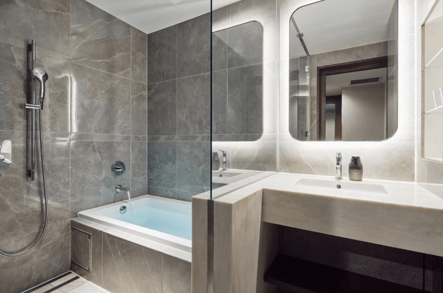 【小樽住宿】OMO5 Otaru by Hoshino Resorts 館內餐廳，挑高空間搭配溫暖燈光，充滿復古氛圍的用餐環境。