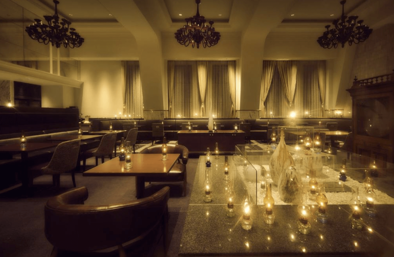 【小樽住宿】OMO5 Otaru by Hoshino Resorts 現代化浴室，設有大理石浴缸與乾濕分離淋浴間，空間寬敞明亮。