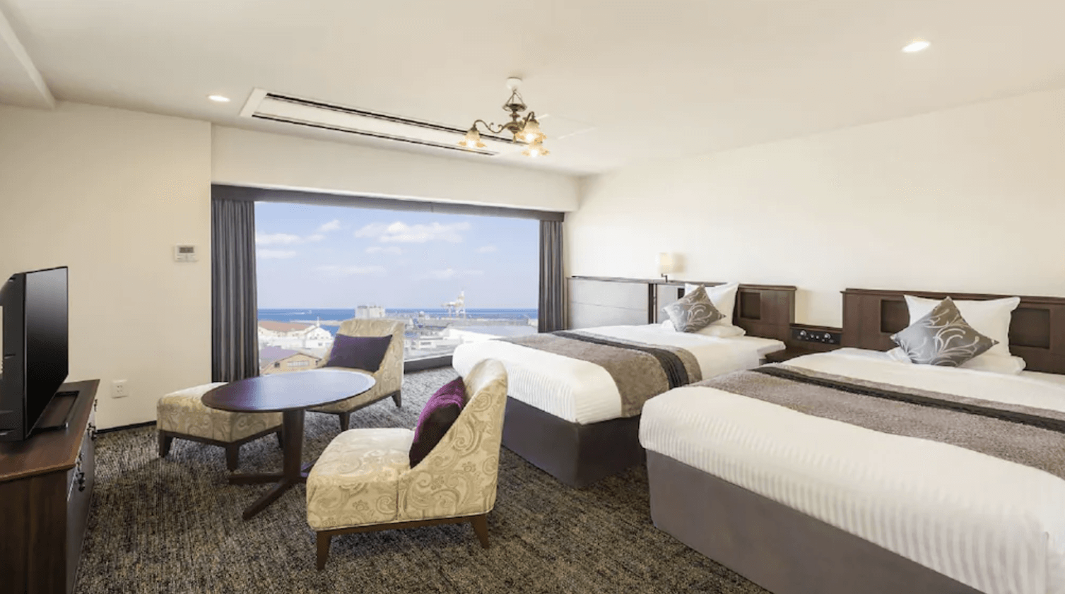 【小樽住宿】Sonia小樽酒店 (HOTEL SONIA Otaru) 寬敞的雙床房，房內有舒適休憩椅與茶几，窗外可遠眺小樽海港景色。