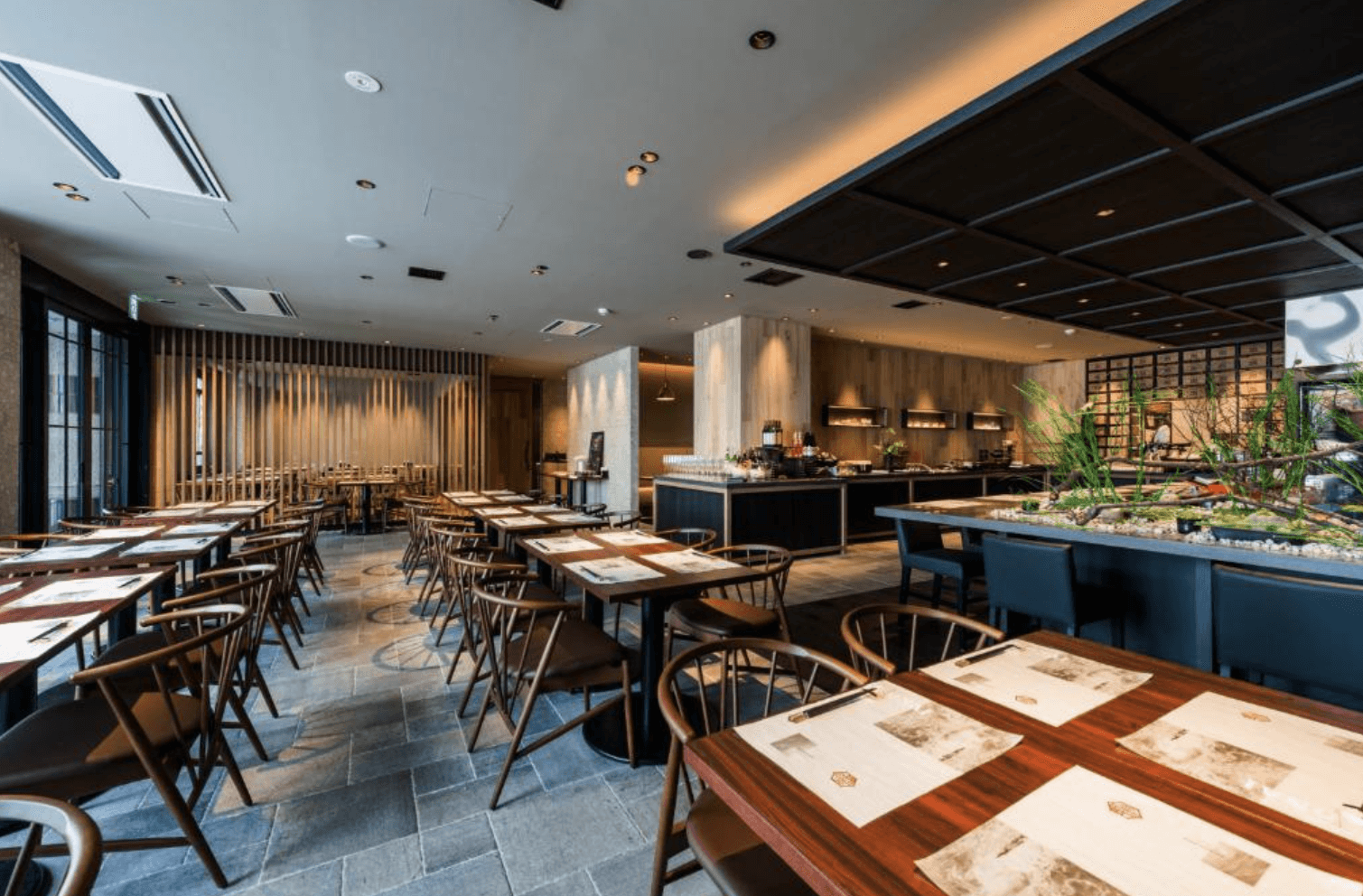 【小樽住宿】Sonia小樽酒店 (HOTEL SONIA Otaru) 現代化餐廳，設有整齊排列的木質桌椅與自助餐區，營造舒適的用餐氛圍。