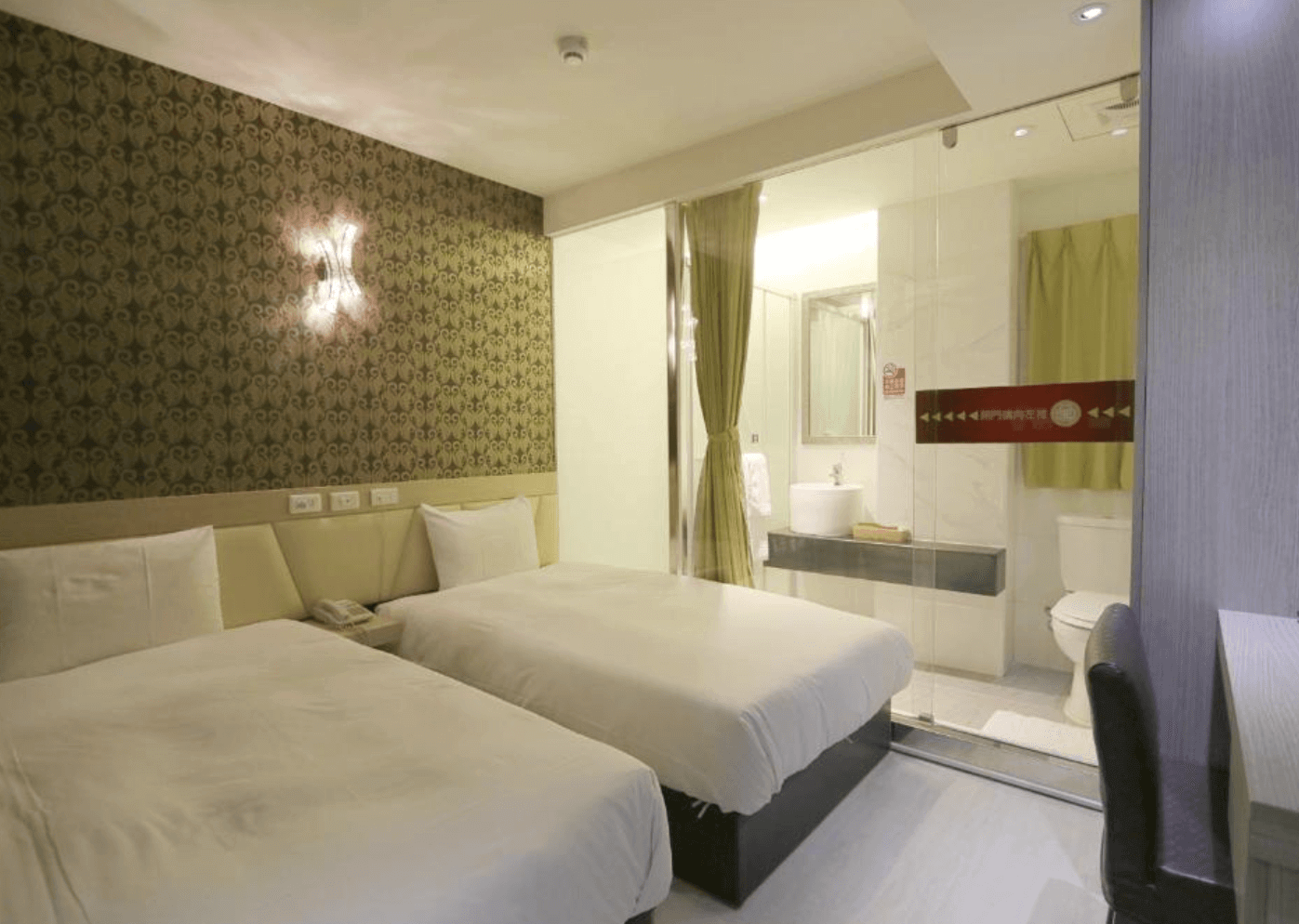 【前金住宿】兆舍行旅 現代風格雙床客房，牆面帶有花紋設計，浴室以透明玻璃隔間，整體設計時尚。