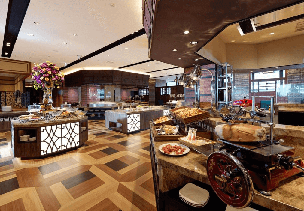 【函館住宿】函館世紀濱海飯店自助早餐餐廳，擺滿新鮮烘焙麵包、海鮮料理與多樣美食，被譽為北海道最豐盛的飯店早餐之一。