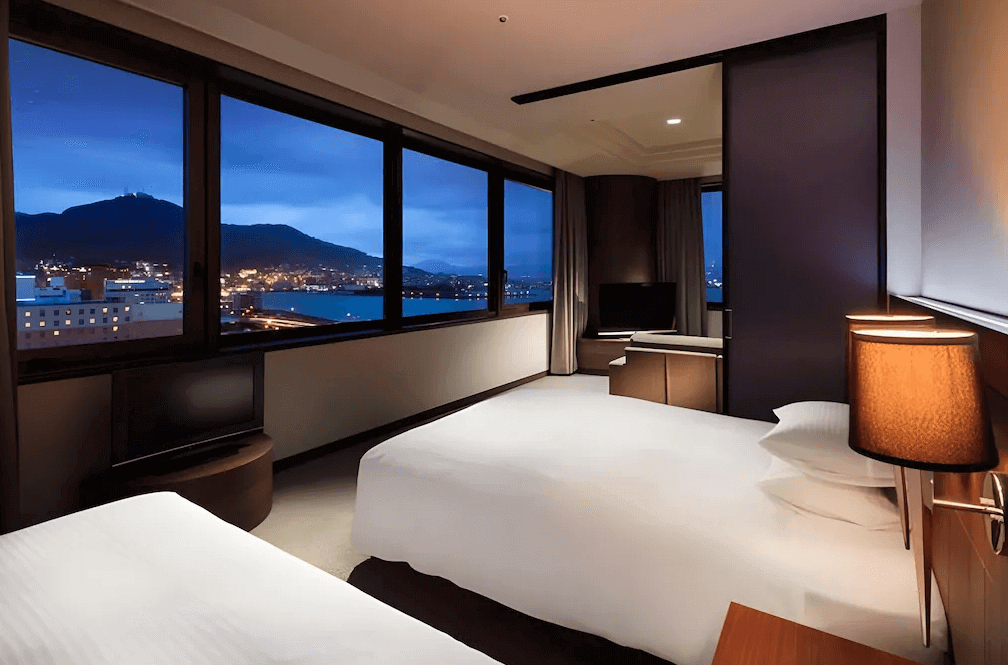 【函館住宿】函館普樂美雅凱賓總統酒店高樓層雙床房，大片落地窗可欣賞函館山與港灣夜景，室內設計現代典雅。