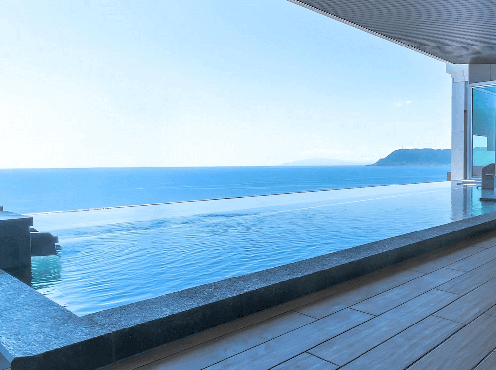 【函館住宿】函館湯之川溫泉海與燈休伊特度假村露天無邊際溫泉池，面向廣闊海景與藍天，泡湯同時可欣賞壯麗的海洋景觀。