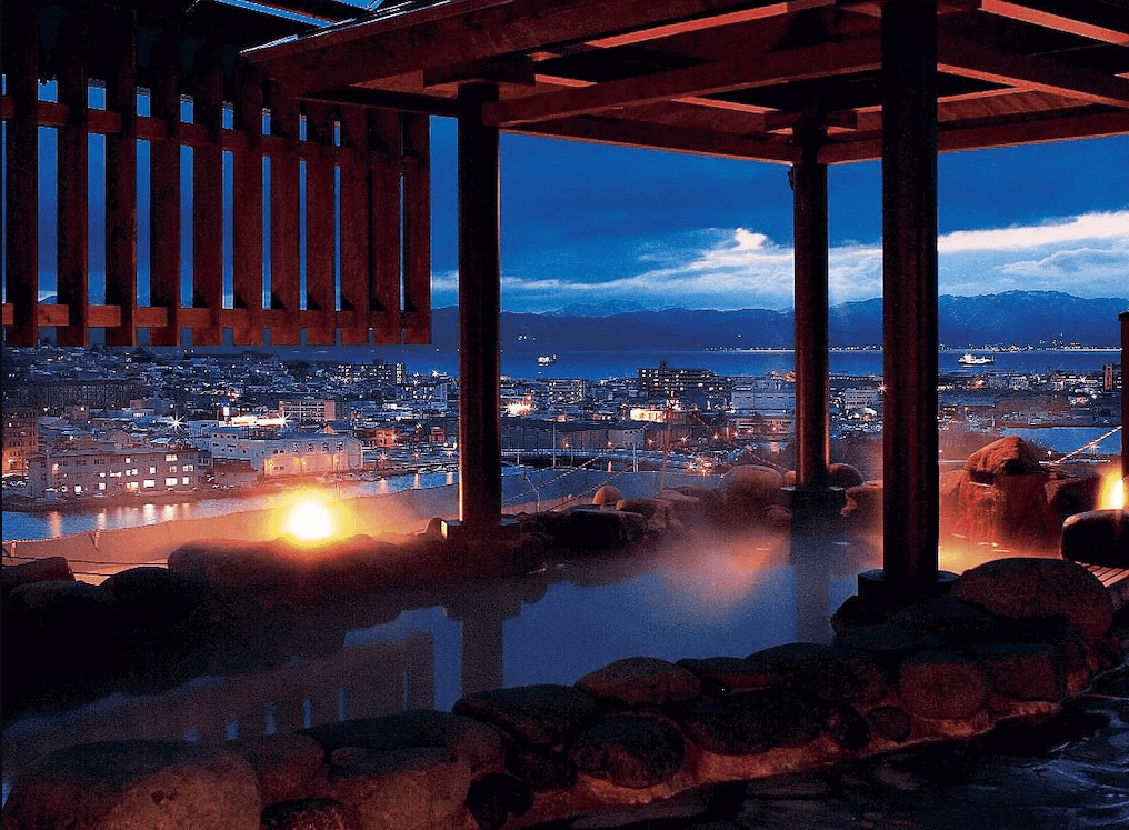 【函館住宿】函館灣 La Vista 飯店頂樓露天溫泉池，能一邊泡湯一邊欣賞函館灣與遠方山海夜景，充滿浪漫氛圍。