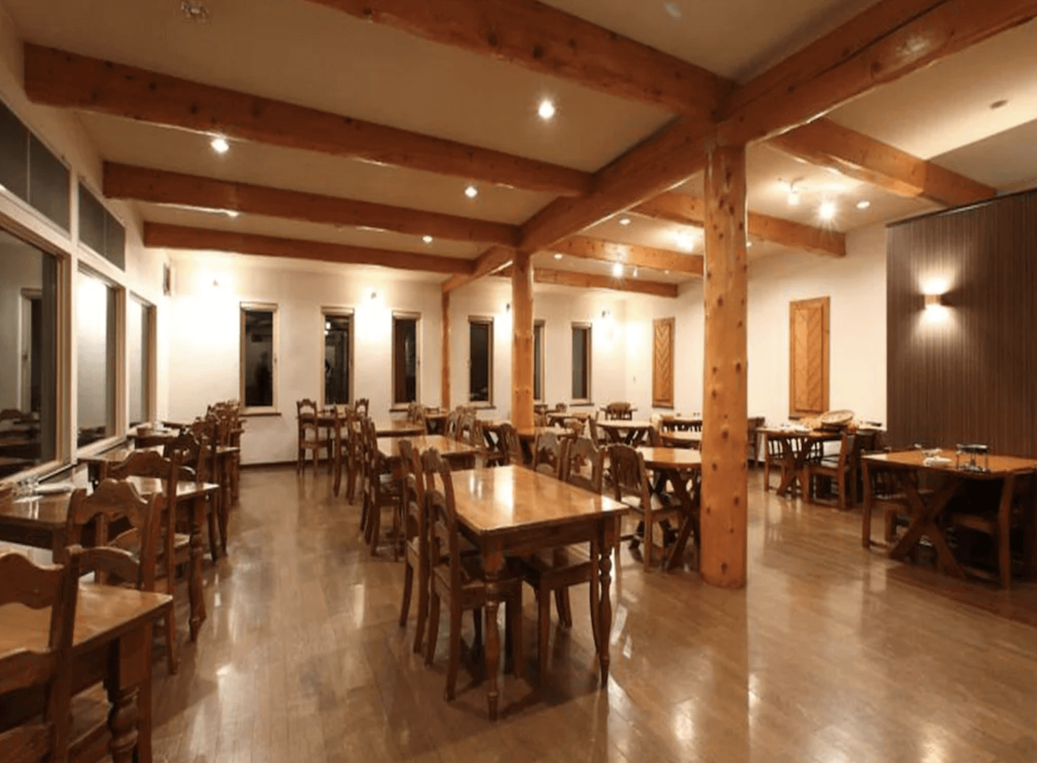 【富良野住宿】北國度假飯店 (Resort Inn North Country) 餐廳環境，木質橫梁與木桌椅設計，空間寬敞，適合團體與家庭用餐。