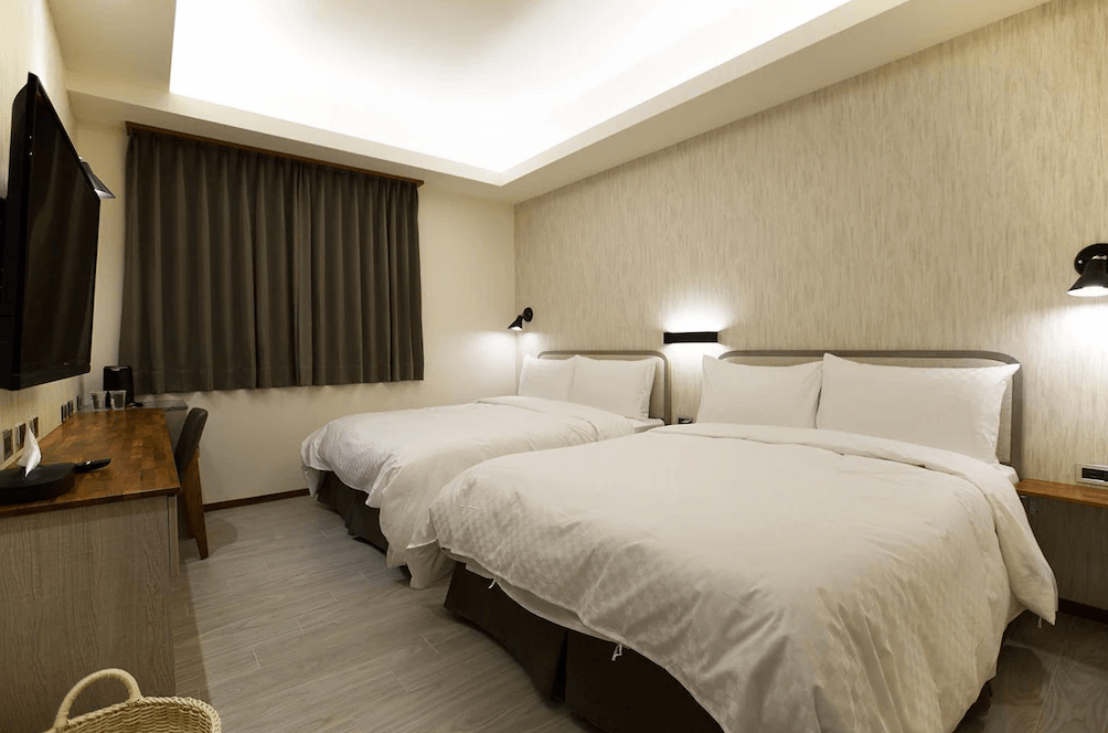 【玉里住宿】「原鄉商旅」雙床房型，房間寬敞整潔，兩張大床搭配簡約燈光設計，營造溫馨舒適的住宿氛圍。