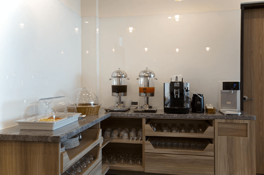 【玉里住宿】「原鄉商旅」自助餐飲區，備有果汁機、咖啡機與各式餐點餐具，供旅客享用早餐與飲品。