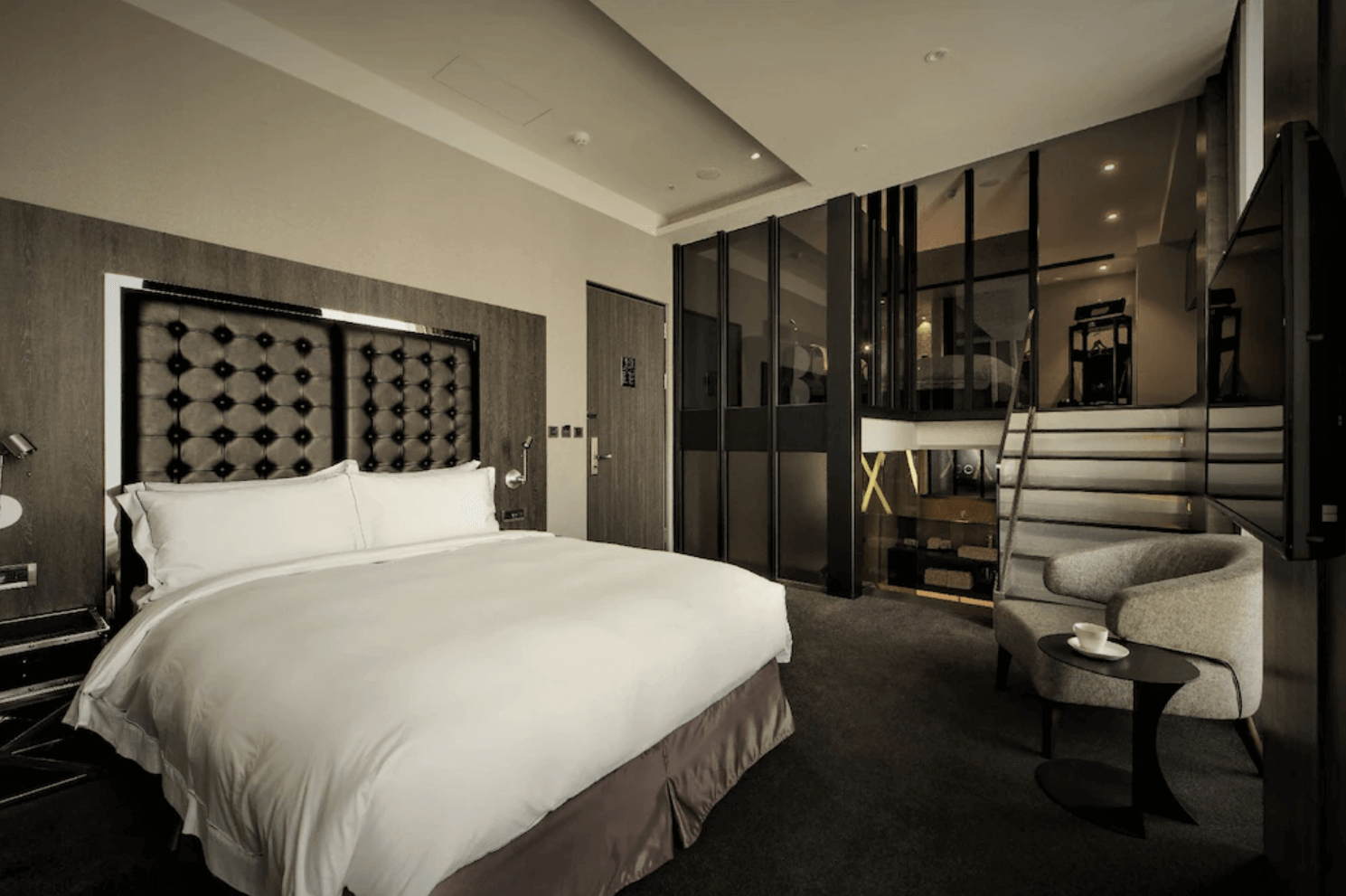 【前金住宿】高雄喜達絲飯店 — 雙層樓中樓房型：豪華寬敞的大床房，黑色絨面床頭設計，搭配樓中樓結構，空間感極佳。