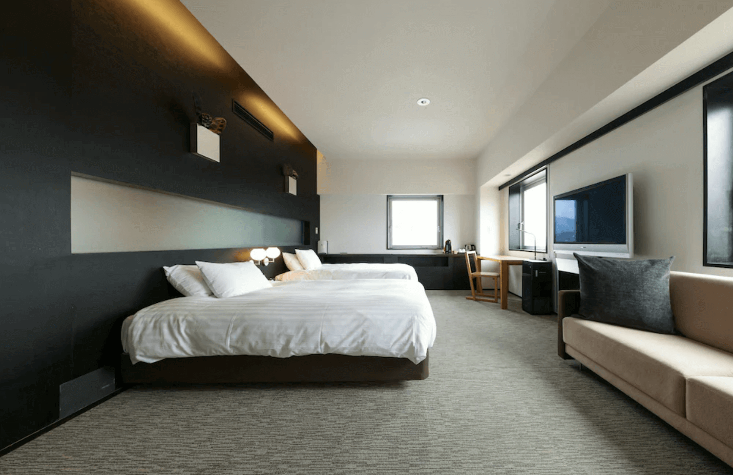 【富良野住宿】富良野Natulux飯店 (Furano Natulux Hotel) 雙床客房，黑白簡約風設計，設有兩張雙人床、沙發、書桌與大螢幕電視，空間寬敞明亮。