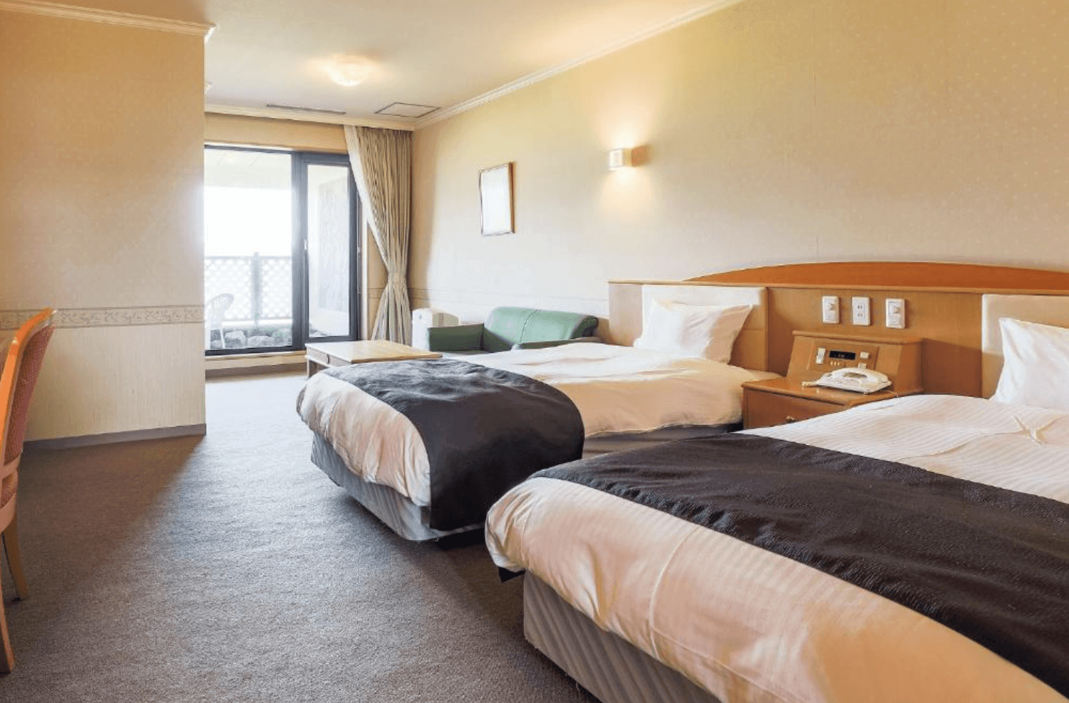 【富良野住宿】富良野拉漁村酒店 (Furano La Terre) 標準雙床房，內有沙發與茶几，並設有陽台空間，窗外自然景色一覽無遺，氛圍溫馨悠閒。