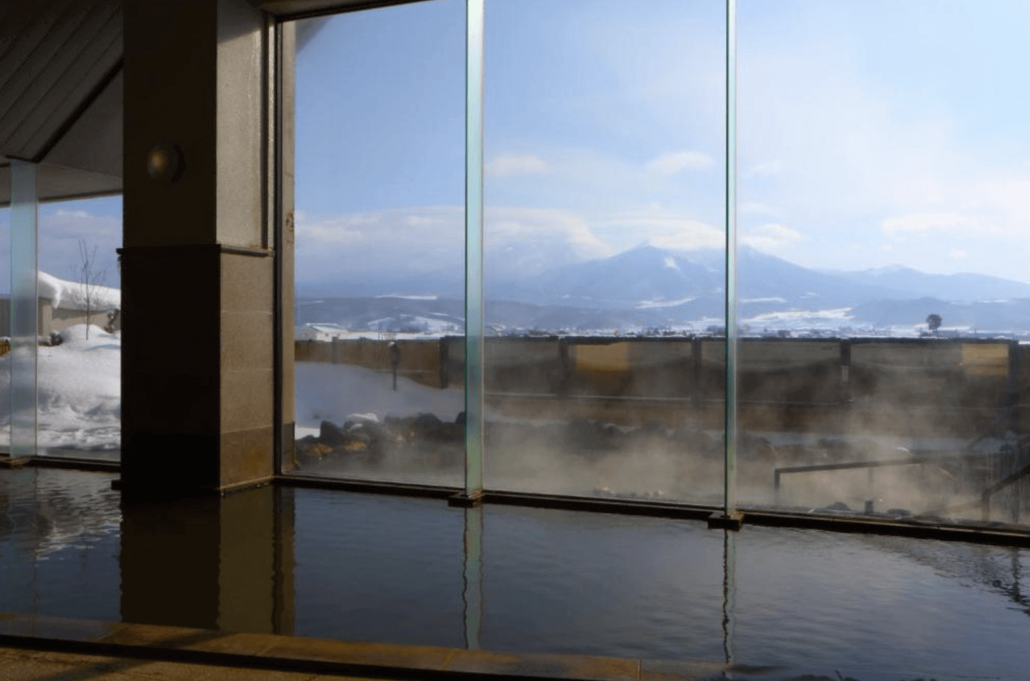 【富良野住宿】富良野拉漁村酒店 (Furano La Terre) 大浴場，設有室內溫泉池，大片落地窗可眺望雪山與遼闊田野，邊泡湯邊欣賞自然美景。