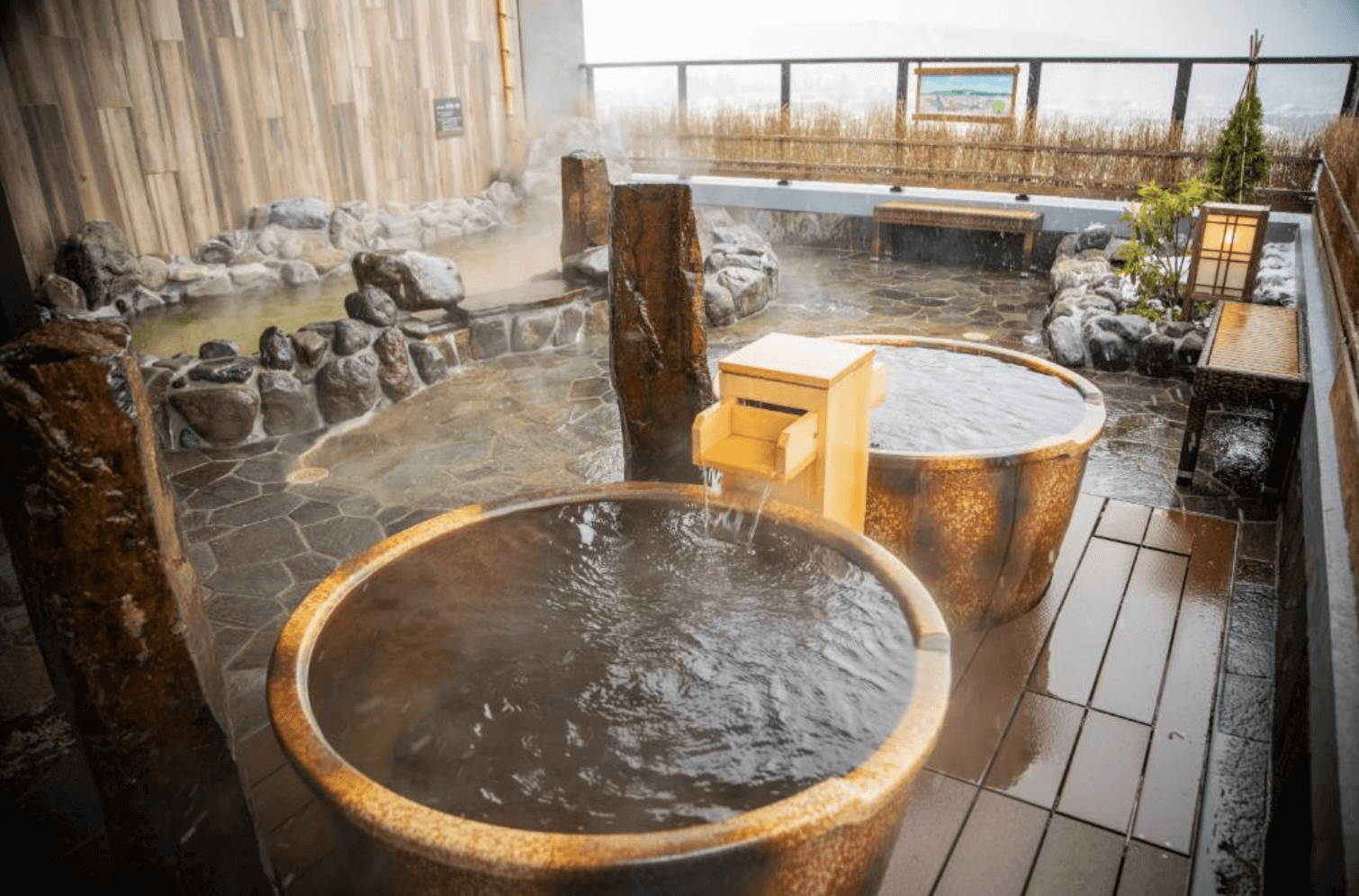 【富良野住宿】富良野拉維斯塔溫泉酒店 (La Vista Furano Hills Natural Hot Spring) 屋頂露天溫泉，設有陶製圓形湯池與岩石造景，熱氣蒸騰中可欣賞戶外景致，營造放鬆療癒氛圍。